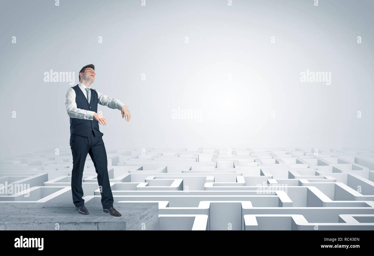 Zombi imprenditore elegante sulla parte superiore di un labirinto Foto Stock