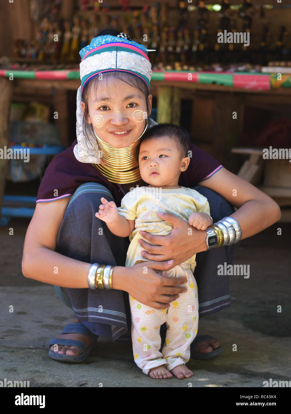 Collo Lungo il villaggio tribale, a nord di Chiang Mai, Thailandia Foto Stock