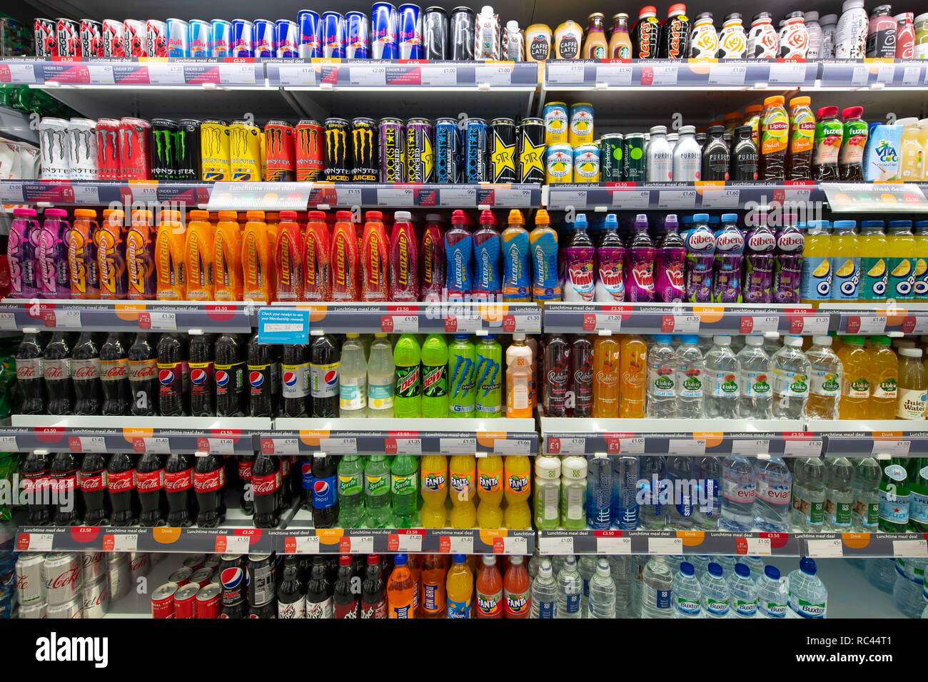 Zuccherino e bibite gassate in vendita in un frigorifero in un supermercato nel Regno Unito, Foto Stock