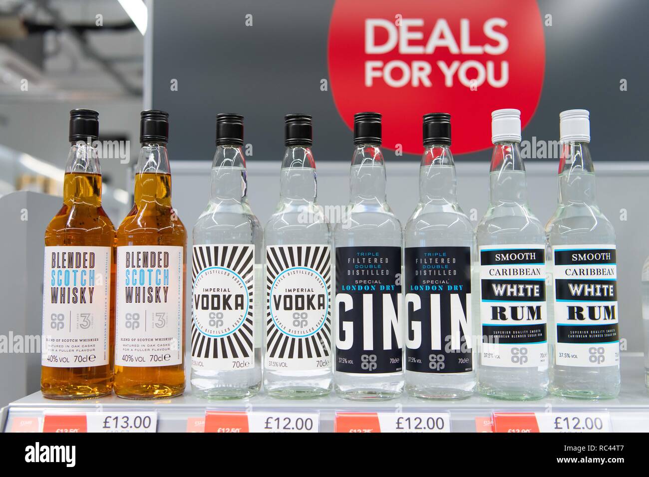 Bottiglie di alcolici in offerta in un negozio di supermercati nel Regno Unito. Foto Stock