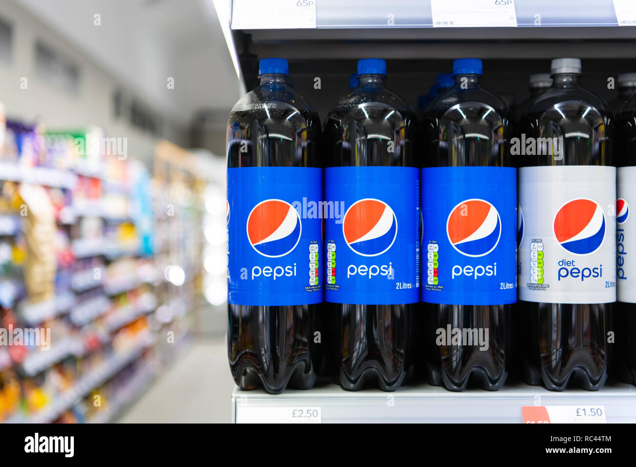 Bottiglie grandi di Pepsi in vendita su un ripiano in un negozio di supermercati nel Regno Unito. Foto Stock