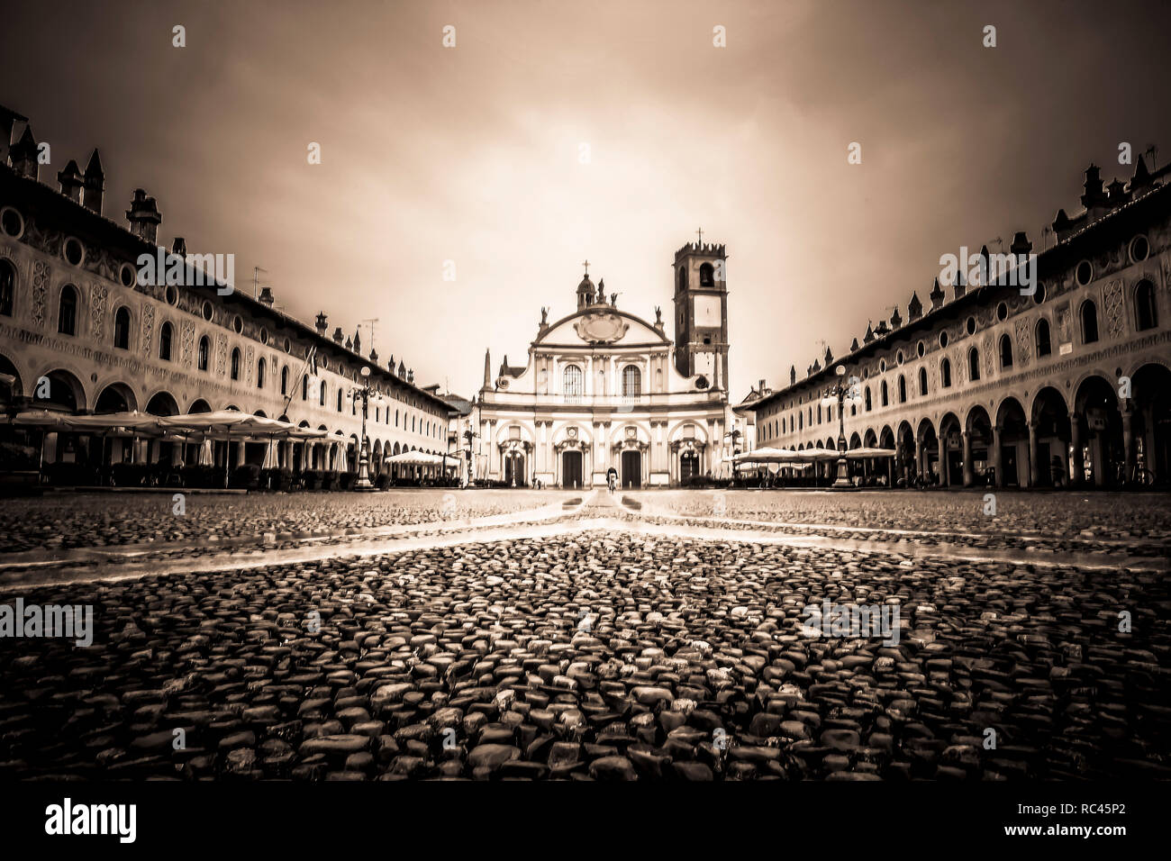La splendida Piazza Ducale di Vigevano in autunno mentre piove Foto Stock