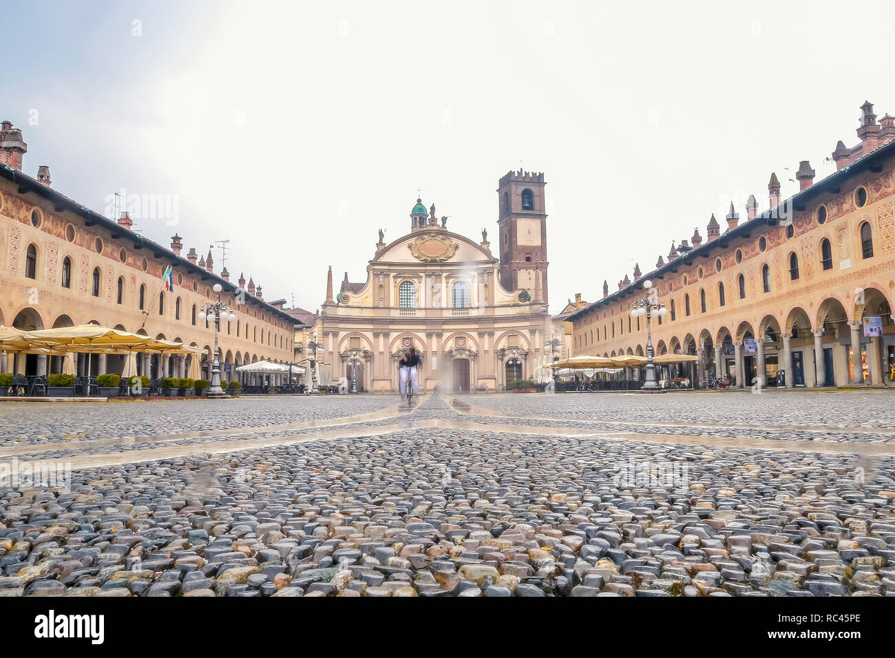 La splendida Piazza Ducale di Vigevano in autunno mentre piove Foto Stock