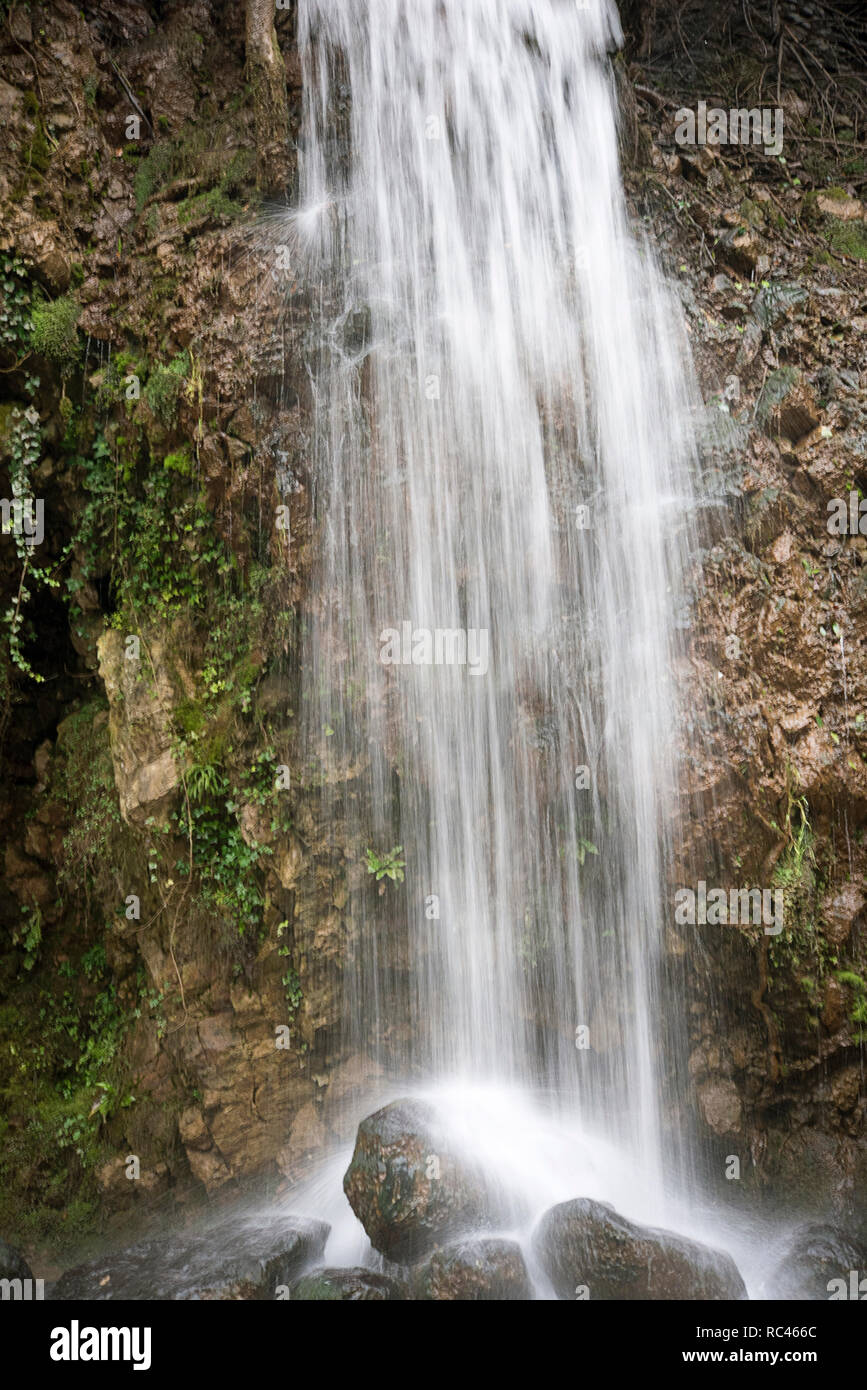 Una cascata che scorre dalla montagna Foto Stock