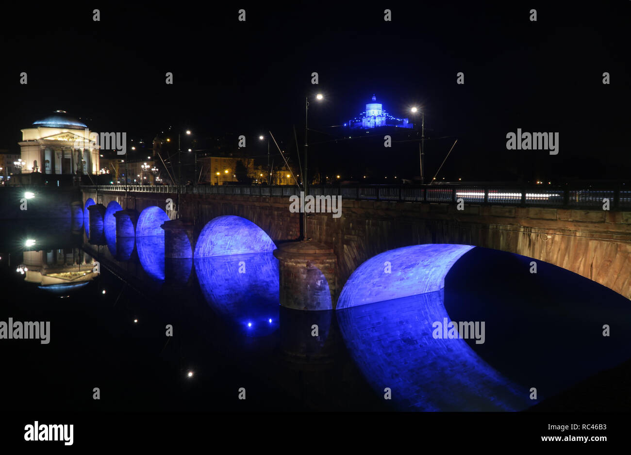 Scena notturna del ponte sul Po e la chiesa della Gran Madre. Sullo sfondo la chiesa del Monte dei Cappuccini illuminato in blu Foto Stock