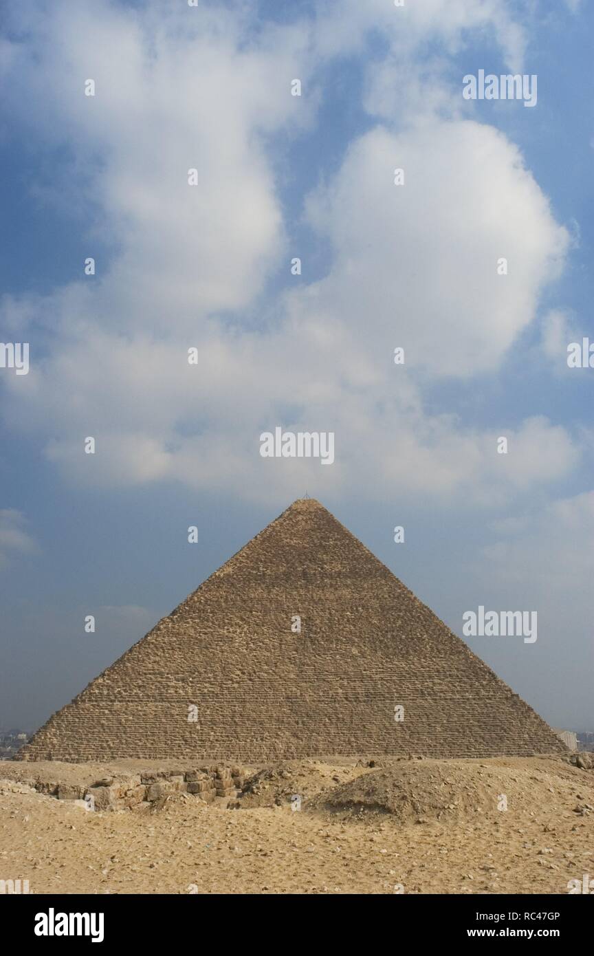 L'Egitto. La Grande Piramide di Giza, chiamato la piramide di Khufu e la piramide di Cheope. È la più antica e la più grande delle tre piramidi nella Necropoli di Giza. Tomba della quarta dinastia faraone Khufu. È creduto che fosse costruito dall'architetto Hemiunu (fl. 2570 BC). Xxvi secolo A.C. Antico Regno. Foto Stock