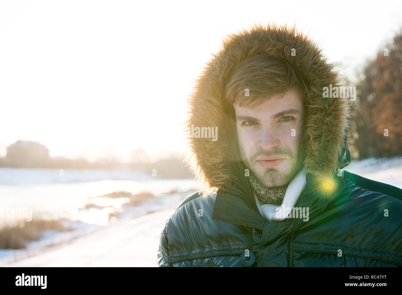 Vacanze e viaggi. Inverno moda. Vestiti caldi. Meteo nevoso. Alla moda cappotto invernale. Man. Fa freddo fuori. Bosco in neve. Aria fresca. l uomo su vacanze invernali. copia di spazio. Elegante e alla moda. Foto Stock