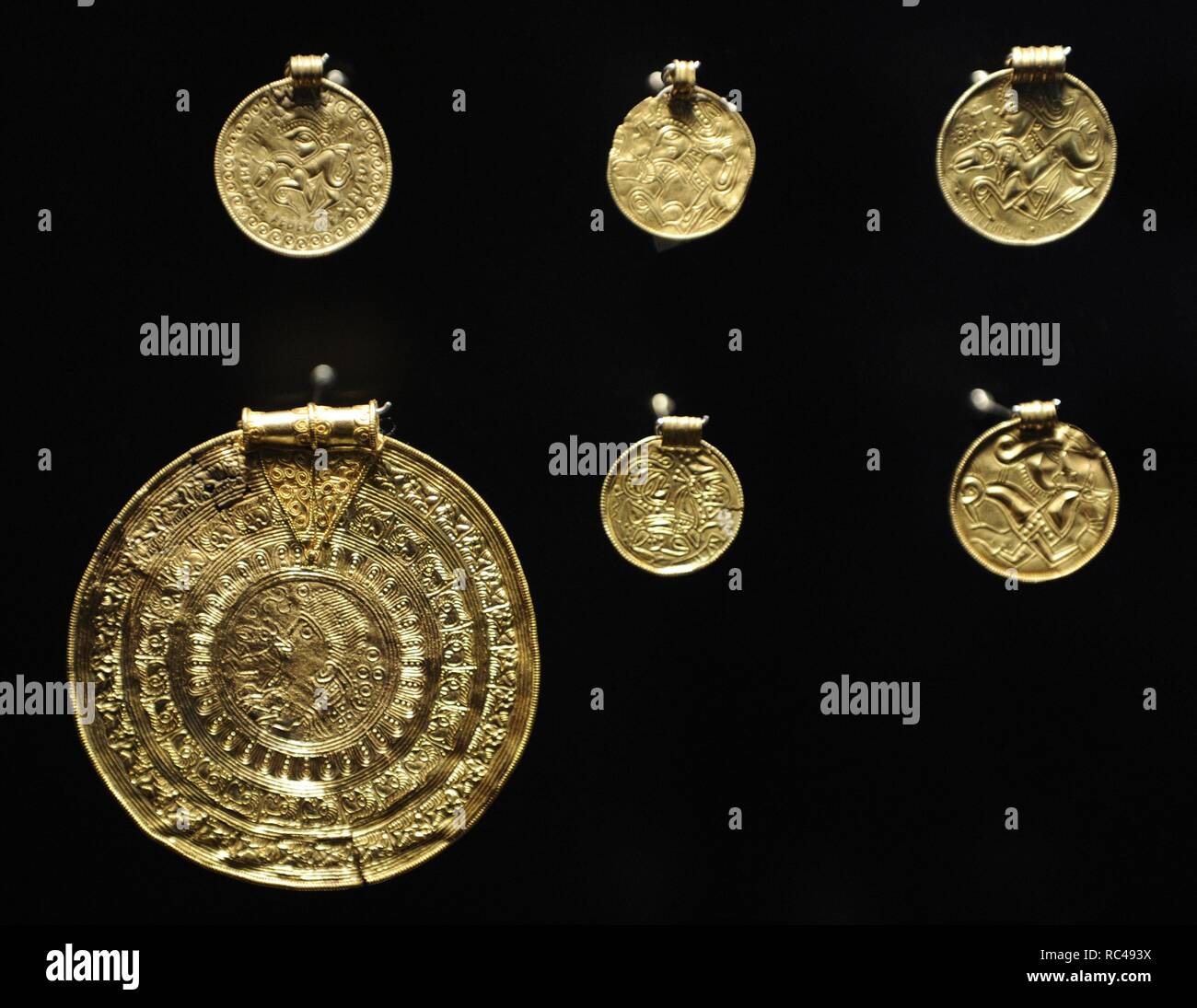 Il gold bracteates. Piatto e sottile e a facciata singola medaglia d oro indossato come gioielli che è stata prodotta in Nord Europa prevalentemente durante il periodo di migrazione di Germanico Età del Ferro. È comparso in Scandinavia intorno 450 e sono stati usati nel sesto secolo. Museo nazionale di Danimarca. Foto Stock