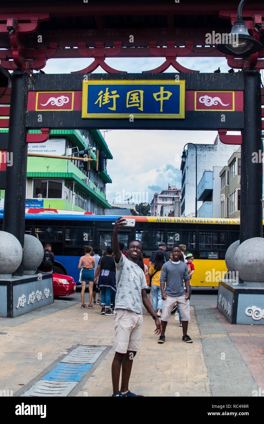Una foto di due studenti della scuola di prendere una selfie all'entrata di China town a San Jose, Costa Rica Foto Stock