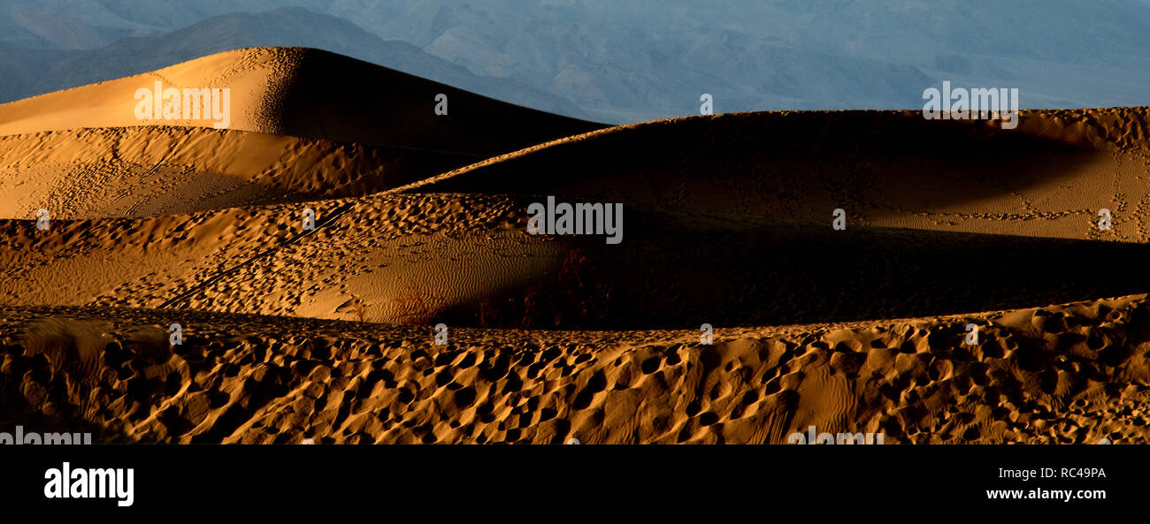 Una passeggiata su questi setosa, increspato dune vi convincerà che sei in un luogo lontano dalla familiarità. Le dune non hanno alcun sentiero segnato perché. Foto Stock