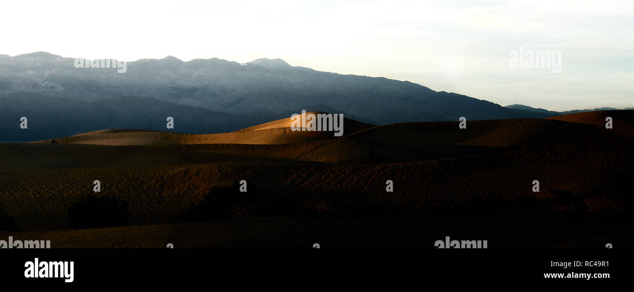 Una passeggiata su questi setosa, increspato dune vi convincerà che sei in un luogo lontano dalla familiarità. Le dune non hanno alcun sentiero segnato perché. Foto Stock