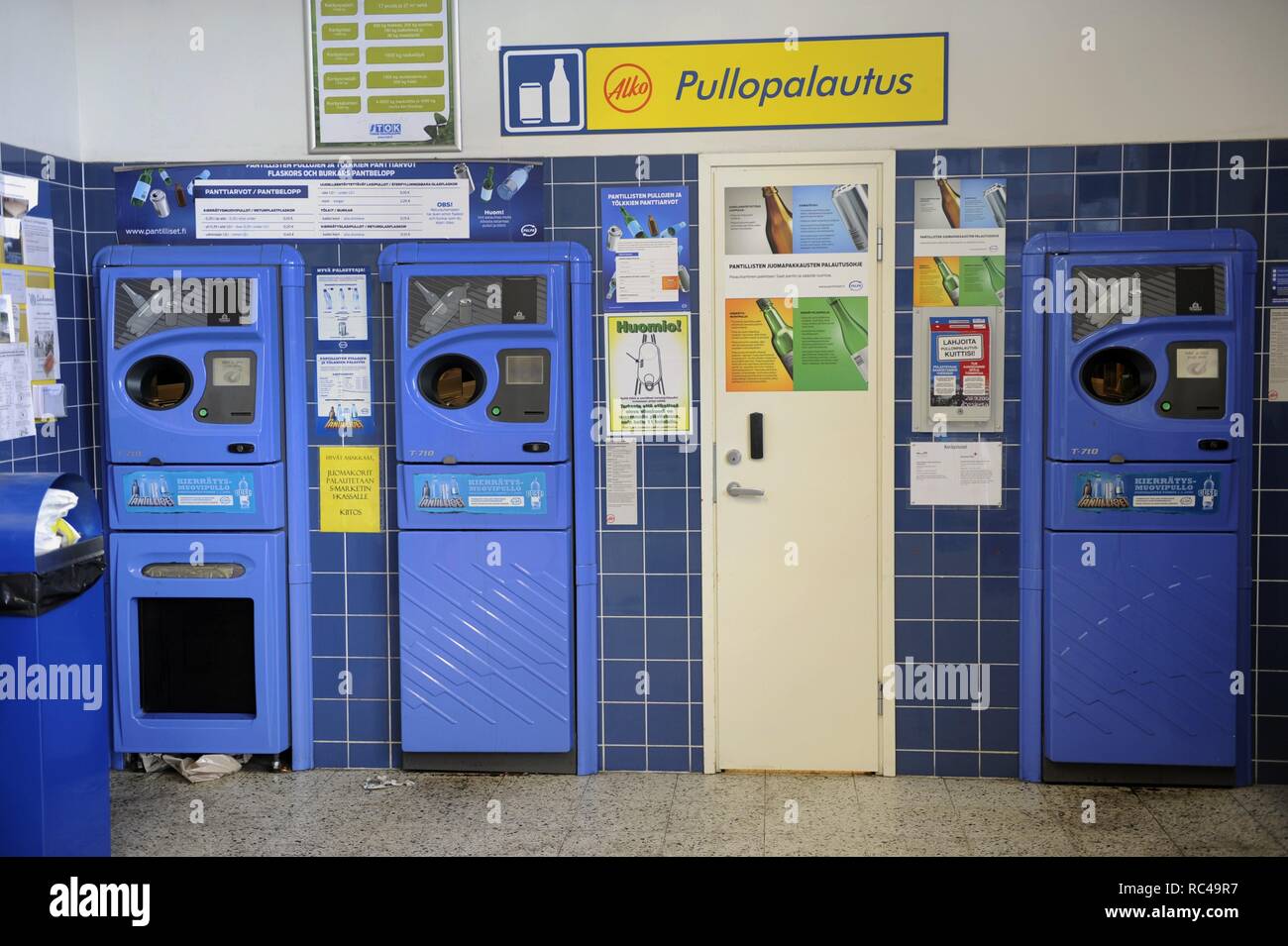 Le macchine che restituire i soldi quando voi deposite rifiuti riciclabili. Turku. La Finlandia. Foto Stock