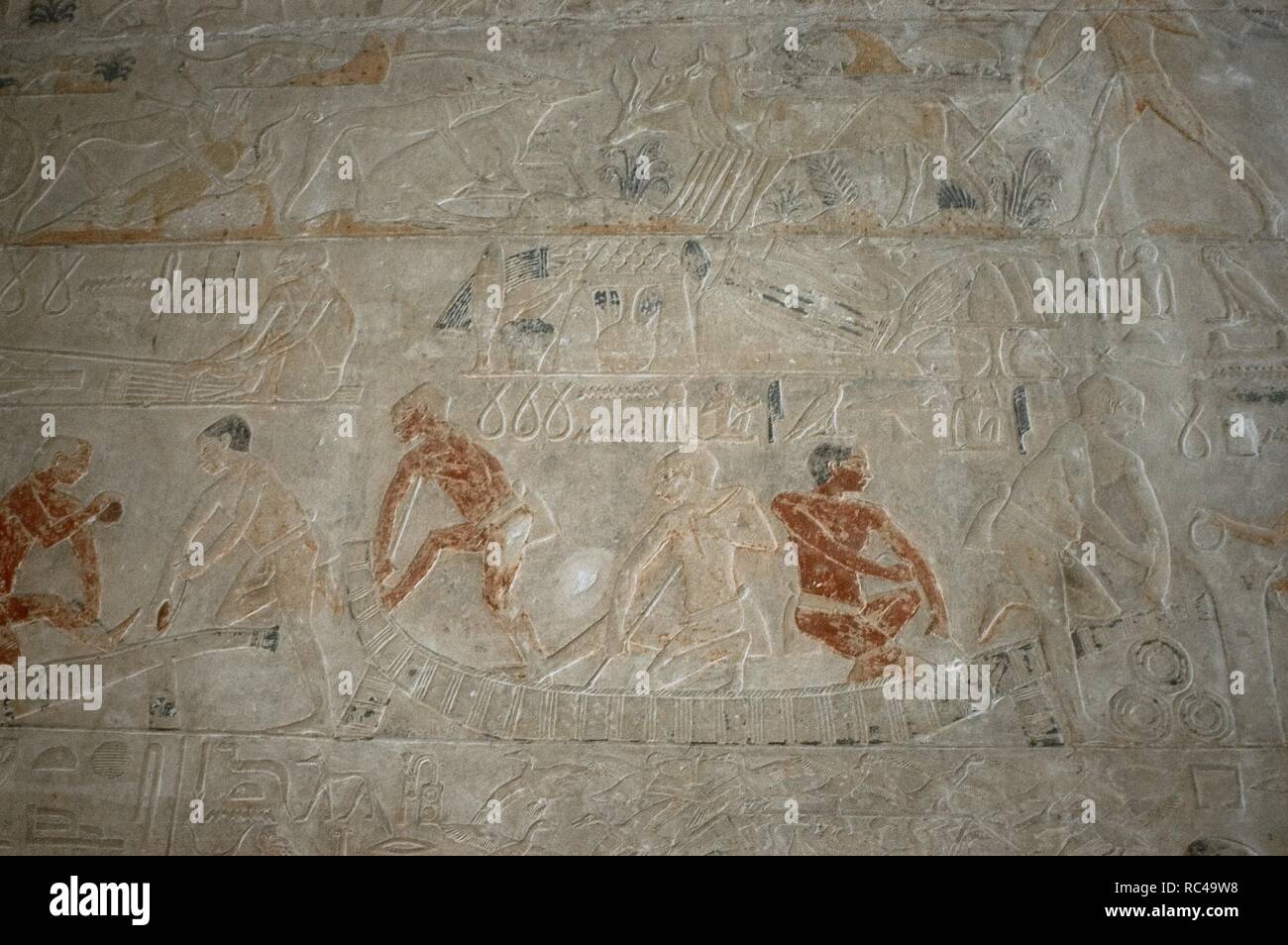 L'Egitto. Saqqara. Mastaba di Ptahhotep Akhethotep e. V dinastia. Antico Regno. Viziers egiziano. Padre e figlio. Rilievo policromo raffigurante la costruzione di una imbarcazione. Foto Stock