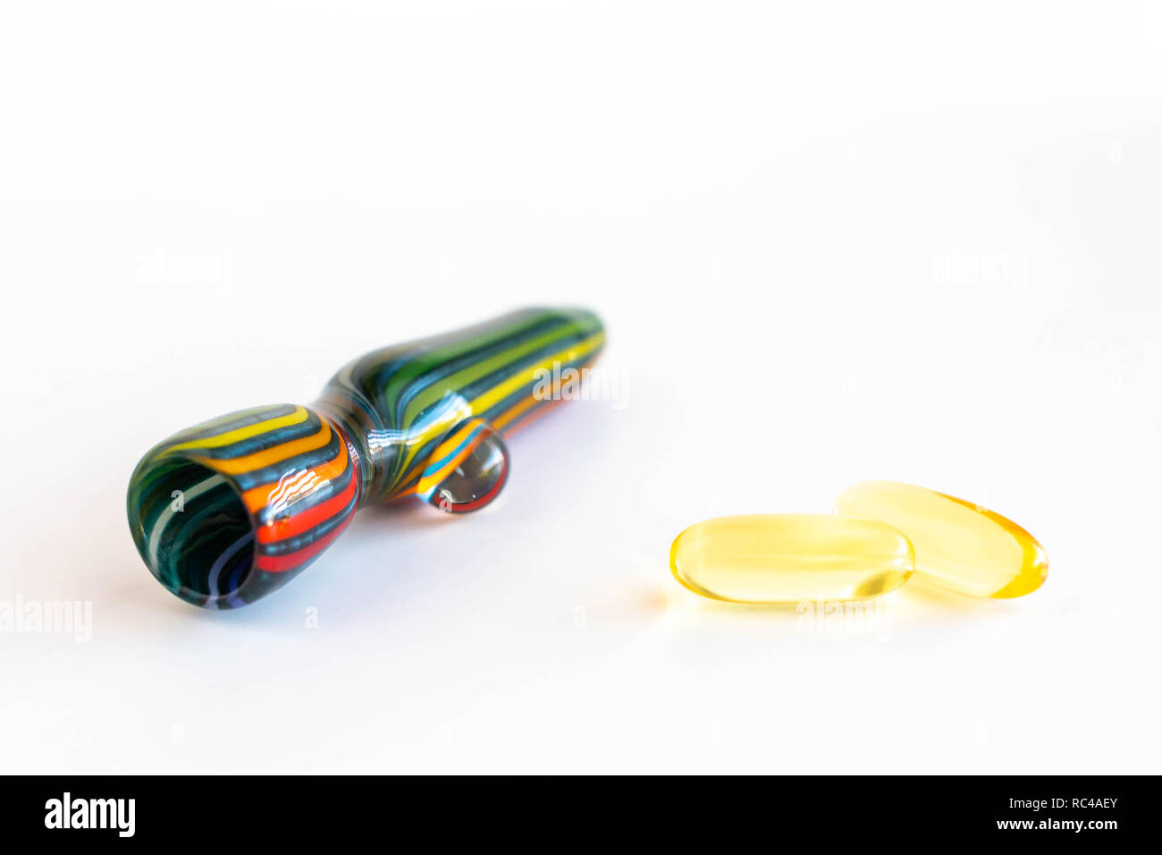 Il CBD di capsule di olio come alternativa al tubo di fumo di cannabis Foto Stock