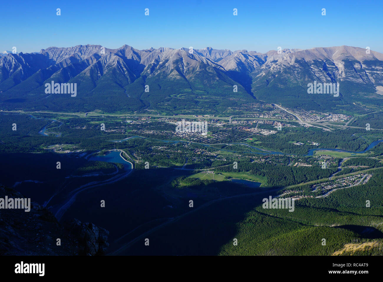 Vista di Canmore dalla sommità di Ha Ling picco, Alberta, Canada Foto Stock