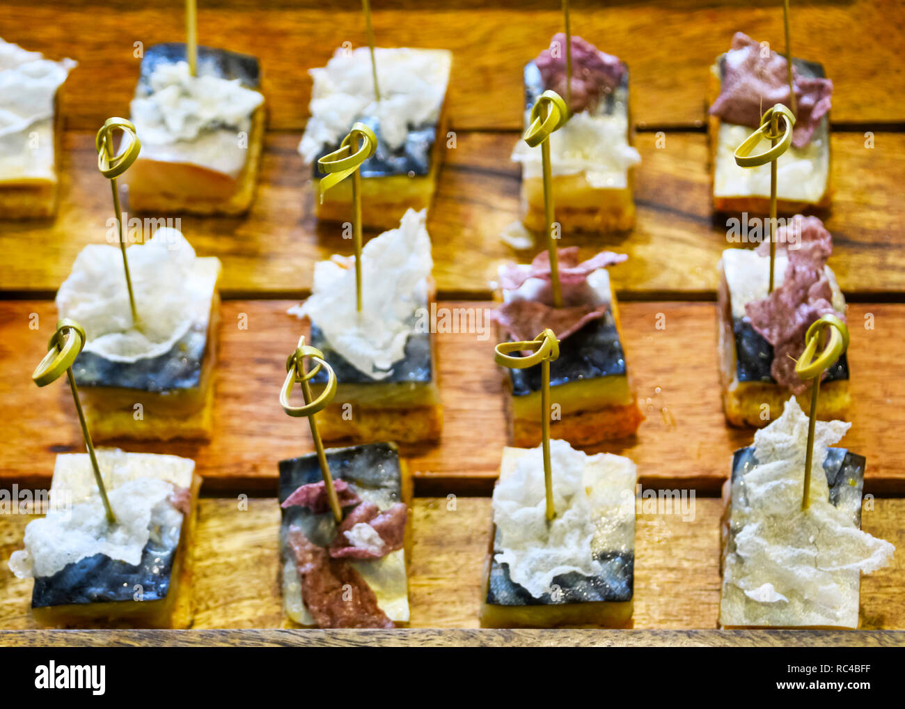 Servizi di ristorazione di alimentazione: Nodi di bamboo naturale spiedini di pesce sgombro crostini collocata in un vassoio di listelli di legno servito in un evento di Business Hotel Foto Stock