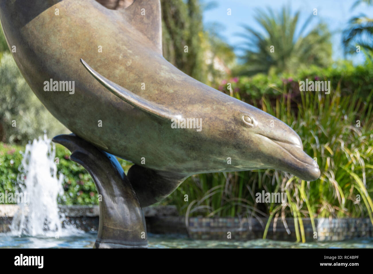 Primo piano della 'il legame dei delfini in bronzo scultura di David H. Turner presso la società dei quattro arti' Philip Hulitar Sculpture Garden in Palm Beach, FL. Foto Stock