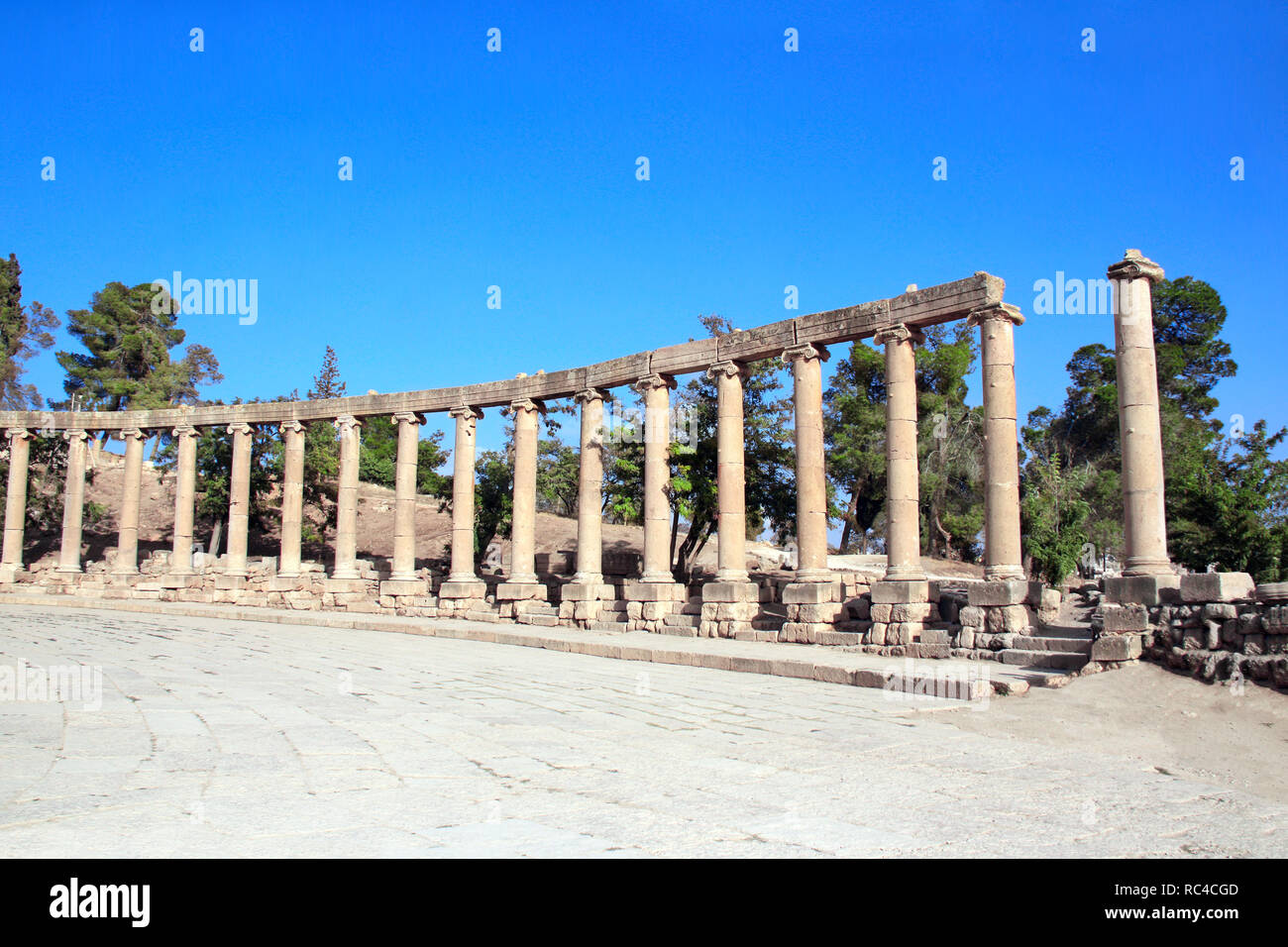 Colonne ioniche su Plaza ovale con in Jerash (Gerasa), antica capitale romana e la più grande città di Jerash Governatorato, Giordania, Medio Oriente. UNESCO World h Foto Stock