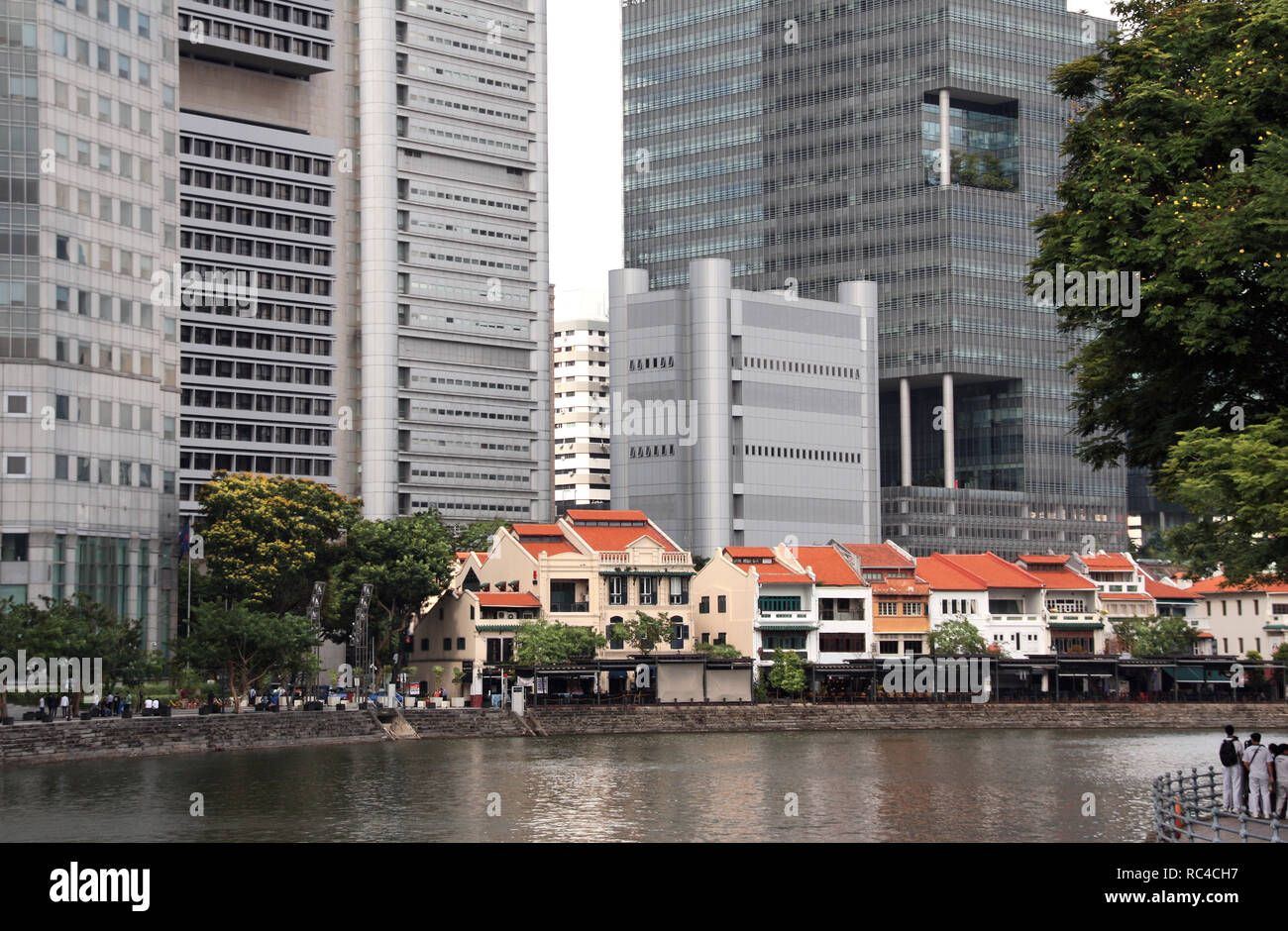 Vecchie case del periodo coloniale e moderni edifici sulle rive del Fiume Singapore, Singapore Foto Stock