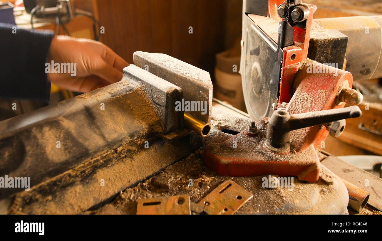 Banda di dettagli macchina segatrice per materiali ferrosi, utilizzato dai fabbri ferrai per tagliare le aste e le piastre di metallo Foto Stock