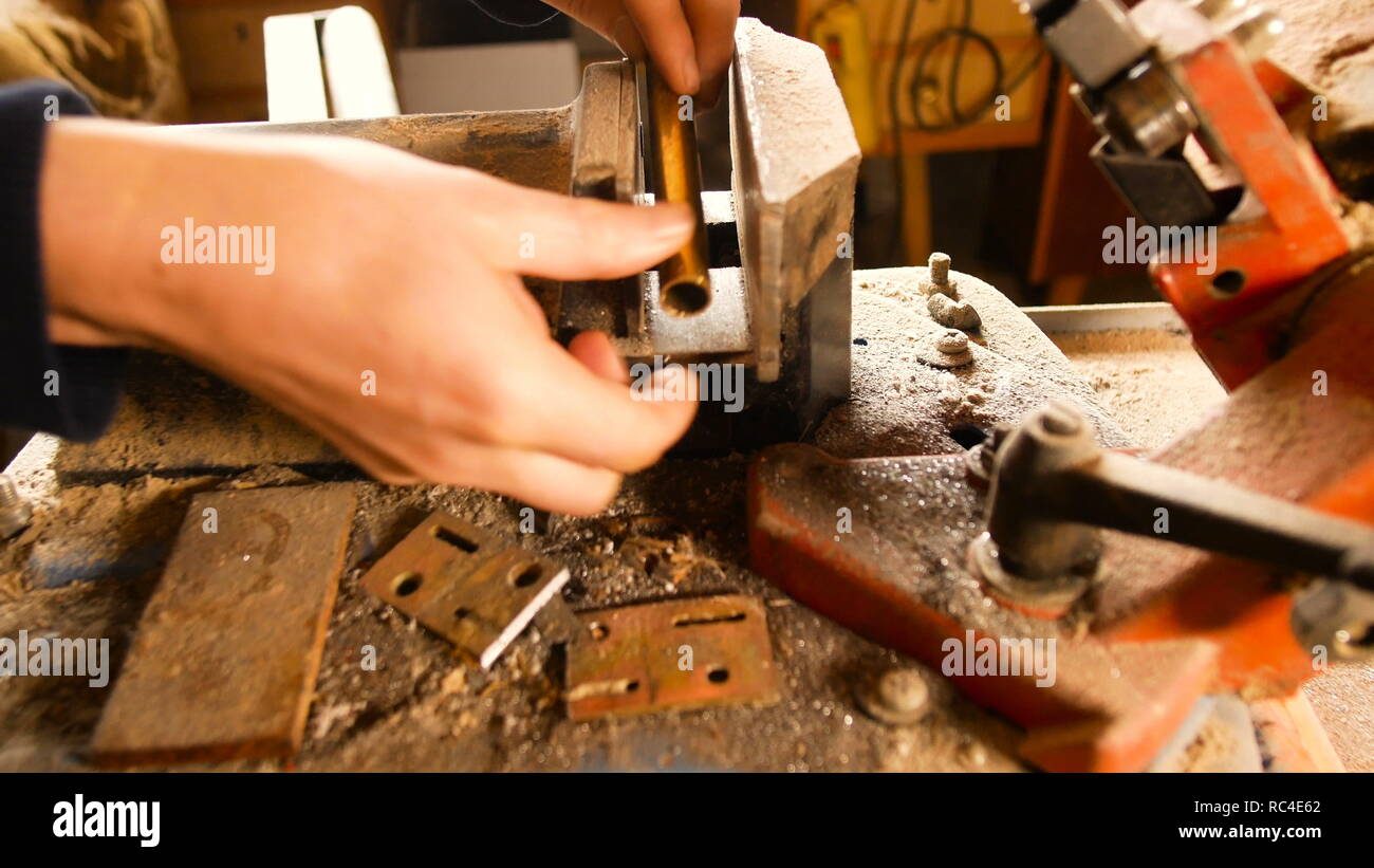 Banda di dettagli macchina segatrice per materiali ferrosi, utilizzato dai fabbri ferrai per tagliare le aste e le piastre di metallo Foto Stock