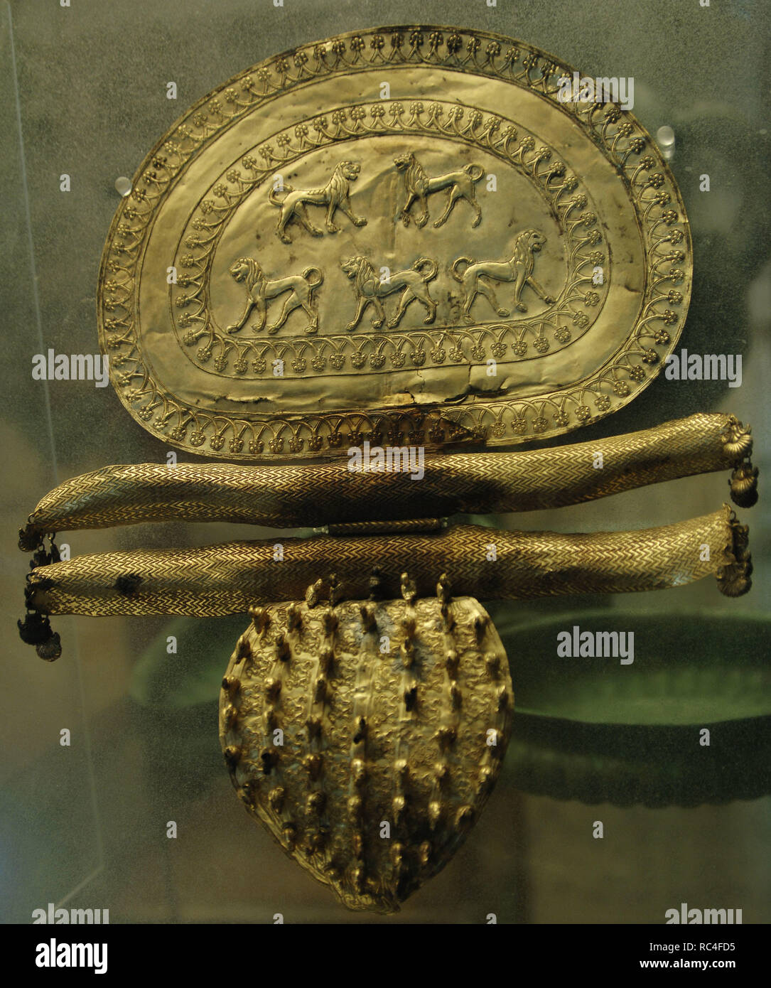 Arte etrusca. L'Italia. Grande gold fibula decorata con i lions. Essa proviene dalla tomba Regolini-Galassi. Necropoli del Sorbo. Vii secolo A.C. Museo Gregoriano Etrusco. Musei Vaticani. Città del Vaticano. Foto Stock