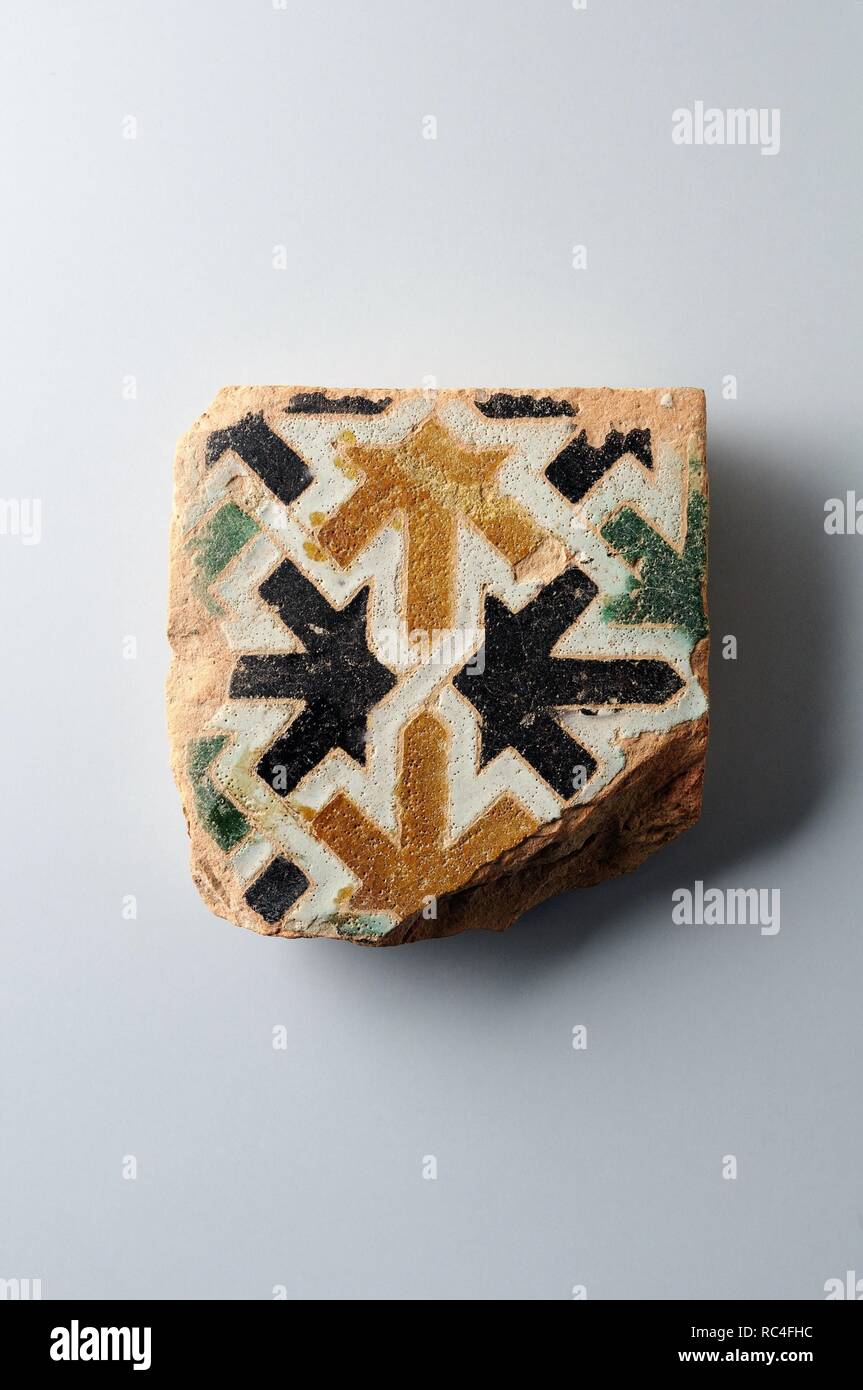 Smaltato piastrella di ceramica con decorazione geometrica 10 x 9, 5 cm. (15 th CE ) - Epoca moderna appartenenti del ' Burgo de Santiuste Museum' in Alcalá de Henares. (Madrid). Spagna. Foto Stock