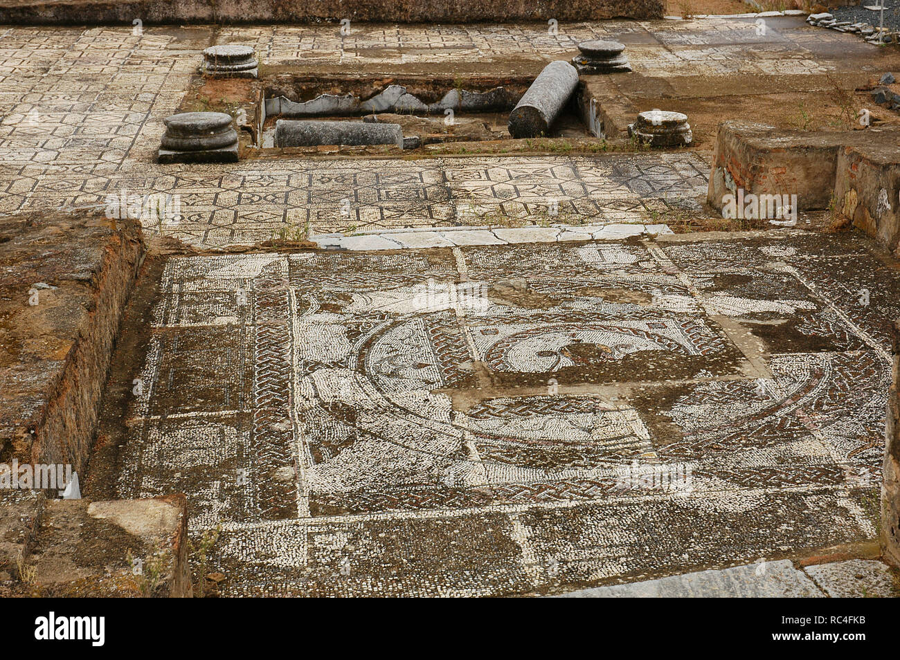 Villa romana di Pisoes. Pavimento a mosaico raffigurante geometrici e motivi naturalistici. Il Portogallo. L'Alentejo. Beja. Foto Stock