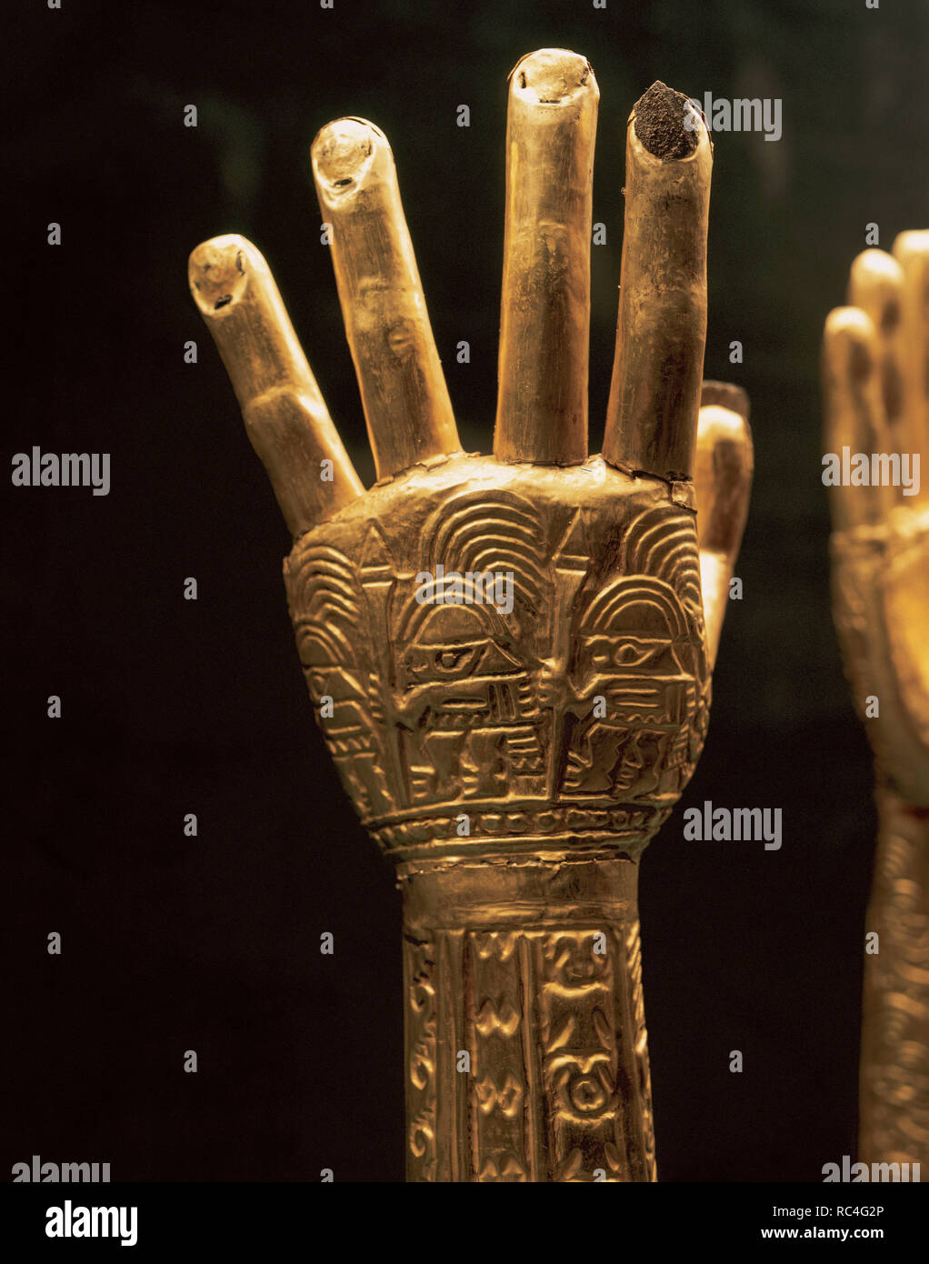 Arte pre-colombiana. Oro mano cerimoniali appartenenti alla cultura Chimú che viene trovato dal Tumbes fiume a sud di Ecuador, a Rio Chillon, sulla costa centrale del Perù tra il 1200 e il 1400. Museo dell'oro del Perù. Lima. Foto Stock