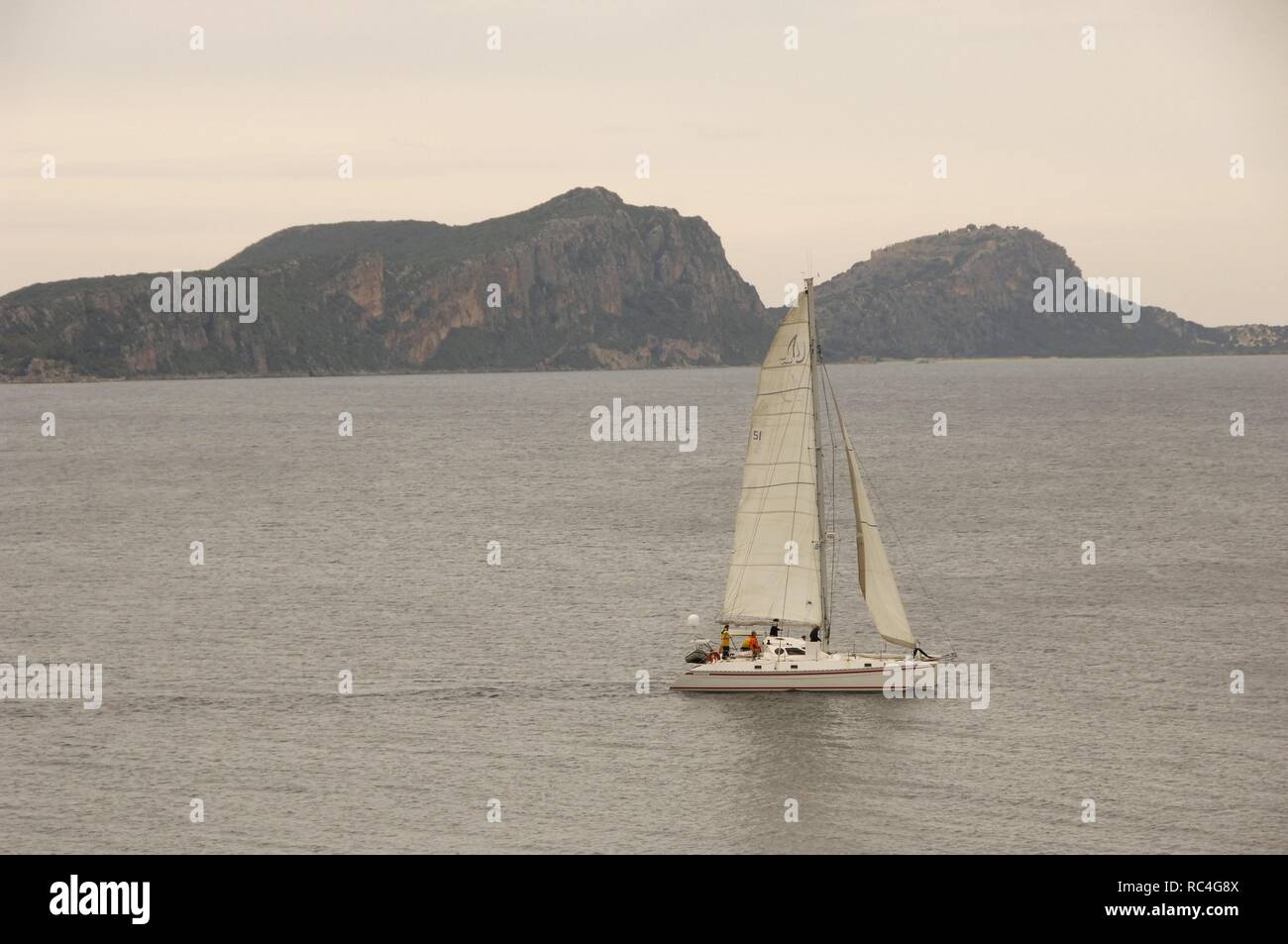 La Grecia. Peloponneso. Barca a Vela Barca a vela nella Baia di Pylos. In background Sfaktiria isola. Foto Stock