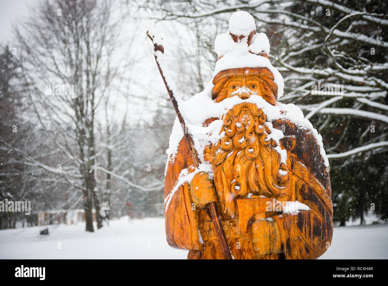 KARLOVA STUDANKA, Repubblica Ceca - 2 Gen, 2019: Statua di Praded - figura mitica, patrono e la protezione di Jeseniky Montagne in Repubblica Ceca Foto Stock