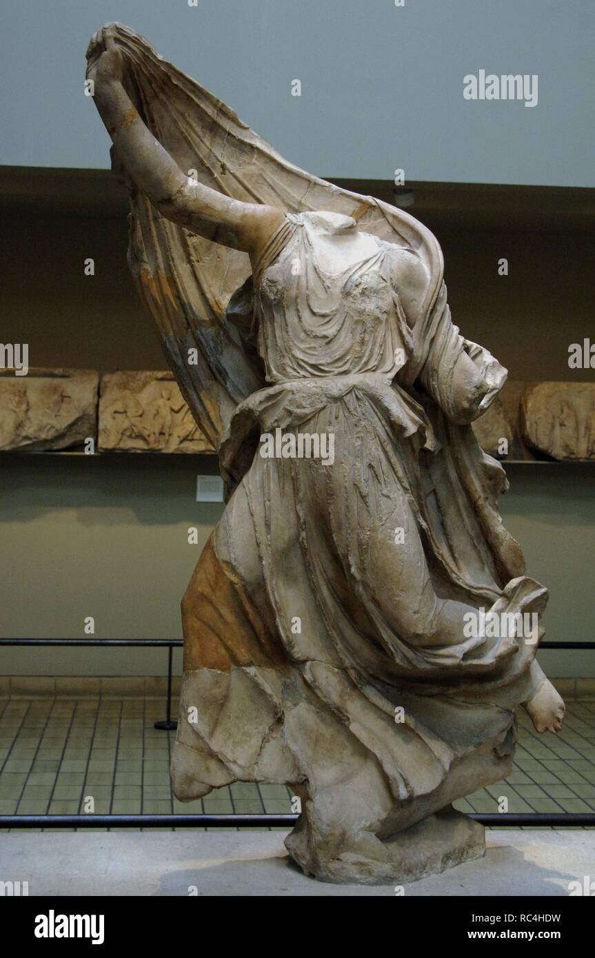 Nereide monumento. Tomba scolpita da Xanthos. Periodo classico Lycia. La Turchia. Statua di nereide. 390-380 A.C. British Museum. Londra. In Inghilterra. Regno Unito. Foto Stock