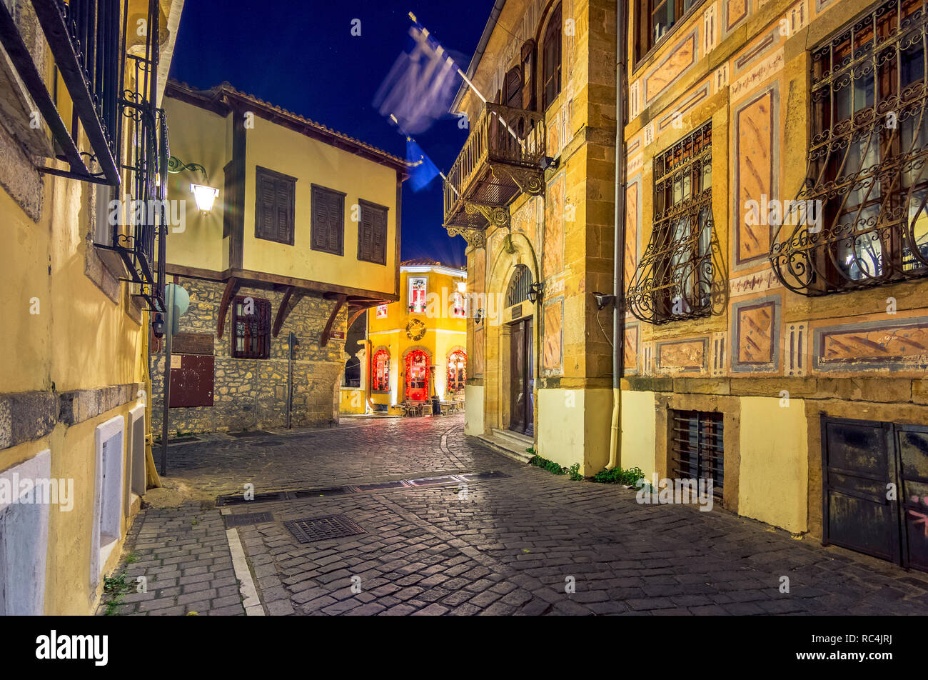 Pittoresche strade strette e edifici della città vecchia di Xanthi, Grecia. Foto Stock