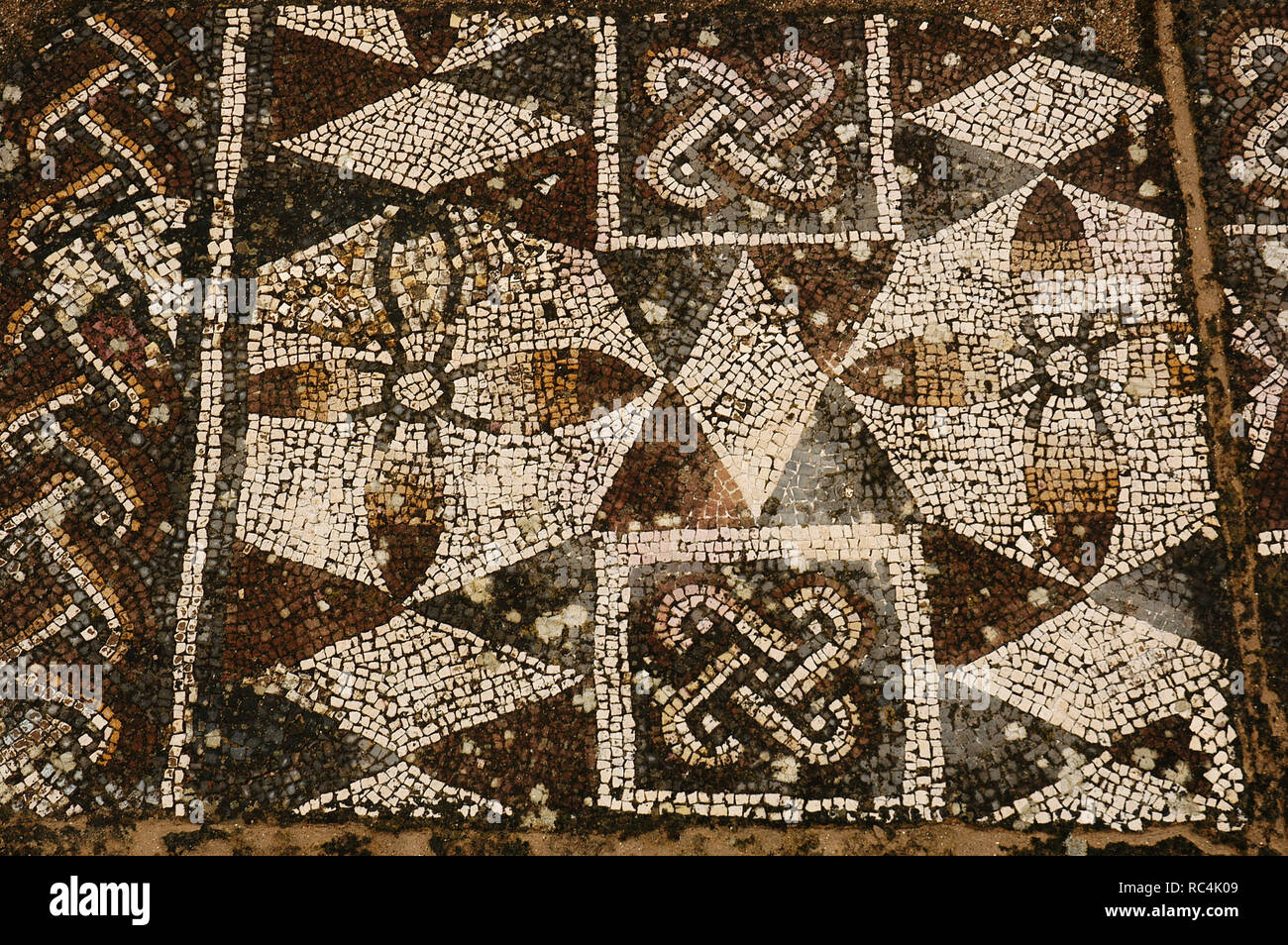 Villa romana di Pisoes. Pavimento a mosaico raffiguranti motivi geometrici. Il Portogallo. L'Alentejo. Beja. Foto Stock