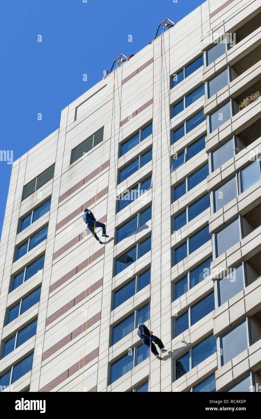 Grand Rapids, Michigan / Stati Uniti - 22 Settembre 2018: Rappelling giù Plaza torri presso Art Prize Foto Stock