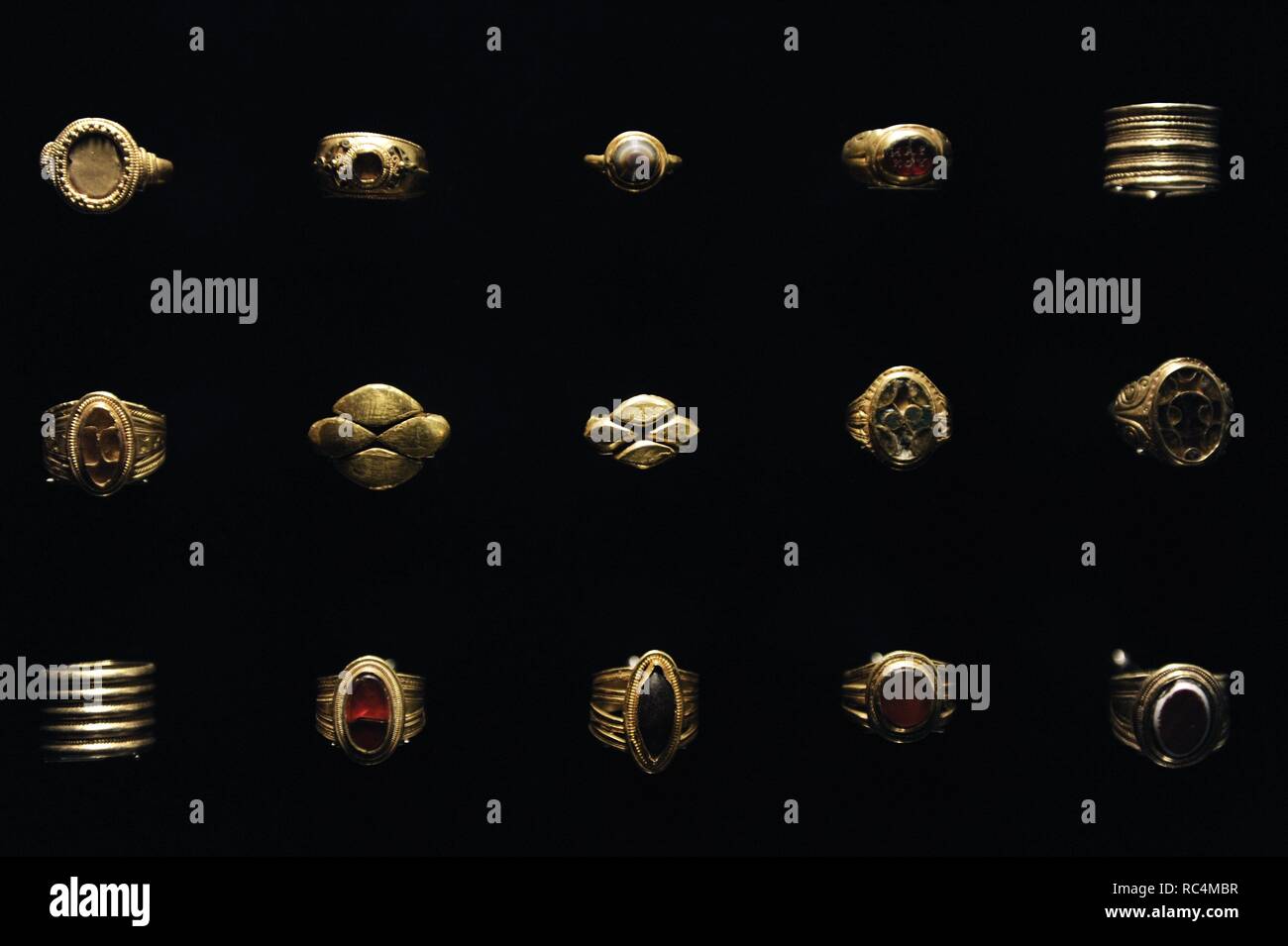 Anelli da 1st 6secolo D.C. Oro. L uso su anello da dito e stato preso in consegna dai Romani. Museo nazionale di Danimarca Foto stock Alamy