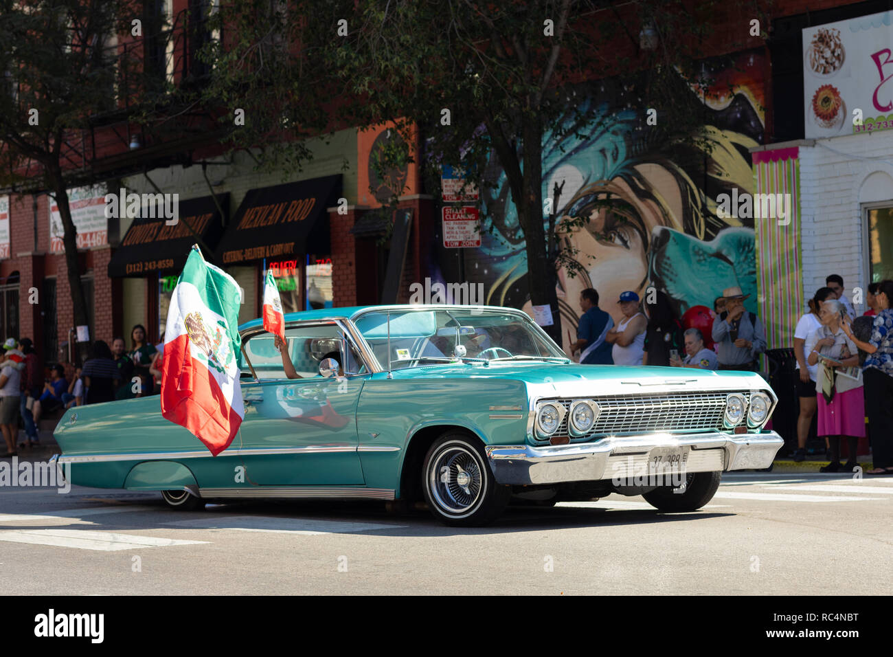 Chicago, Illinois, Stati Uniti d'America - 15 Settembre 2018: Pilsen il giorno dell indipendenza messicana Parade, Chevrolet, impala portando la bandiera messicana, scendendo la stree Foto Stock