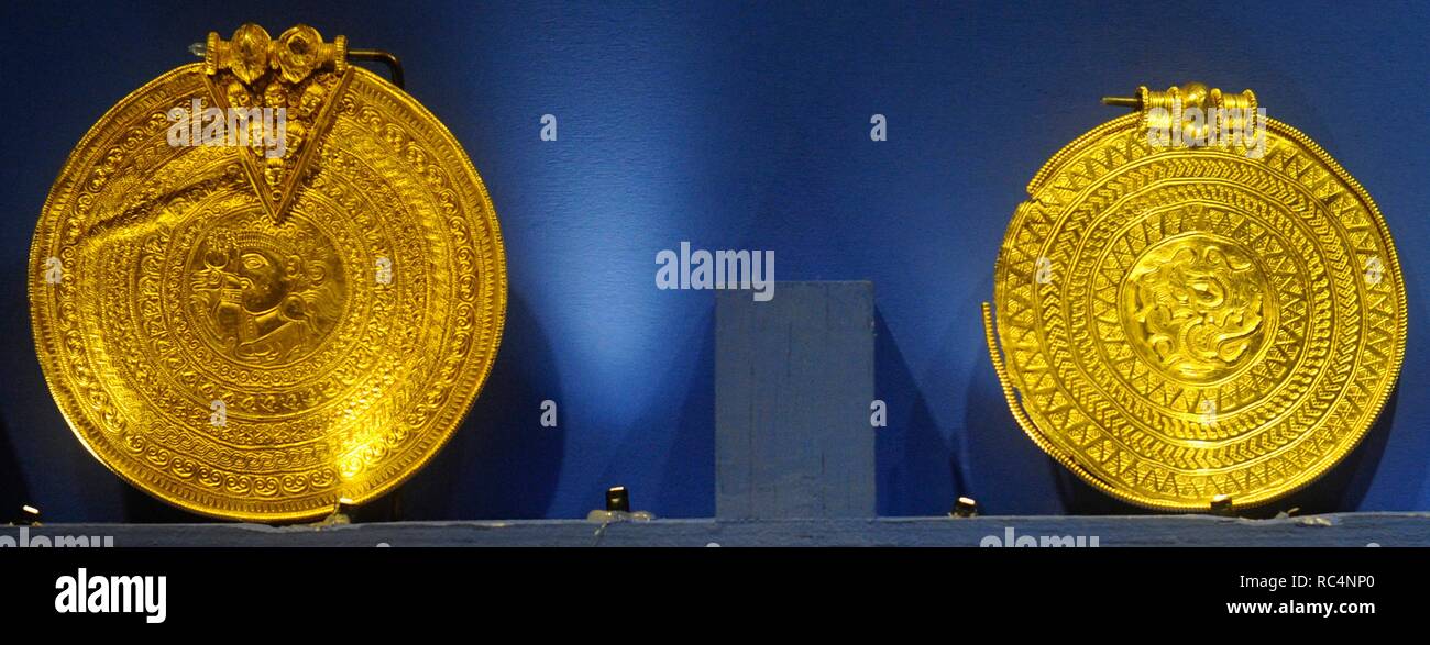 Gold bracteates. Quello sulla sinistra proviene da Fardhem, Gotland. 400-100 d.c. Storia svedese museo. Stoccolma. La Svezia. Foto Stock