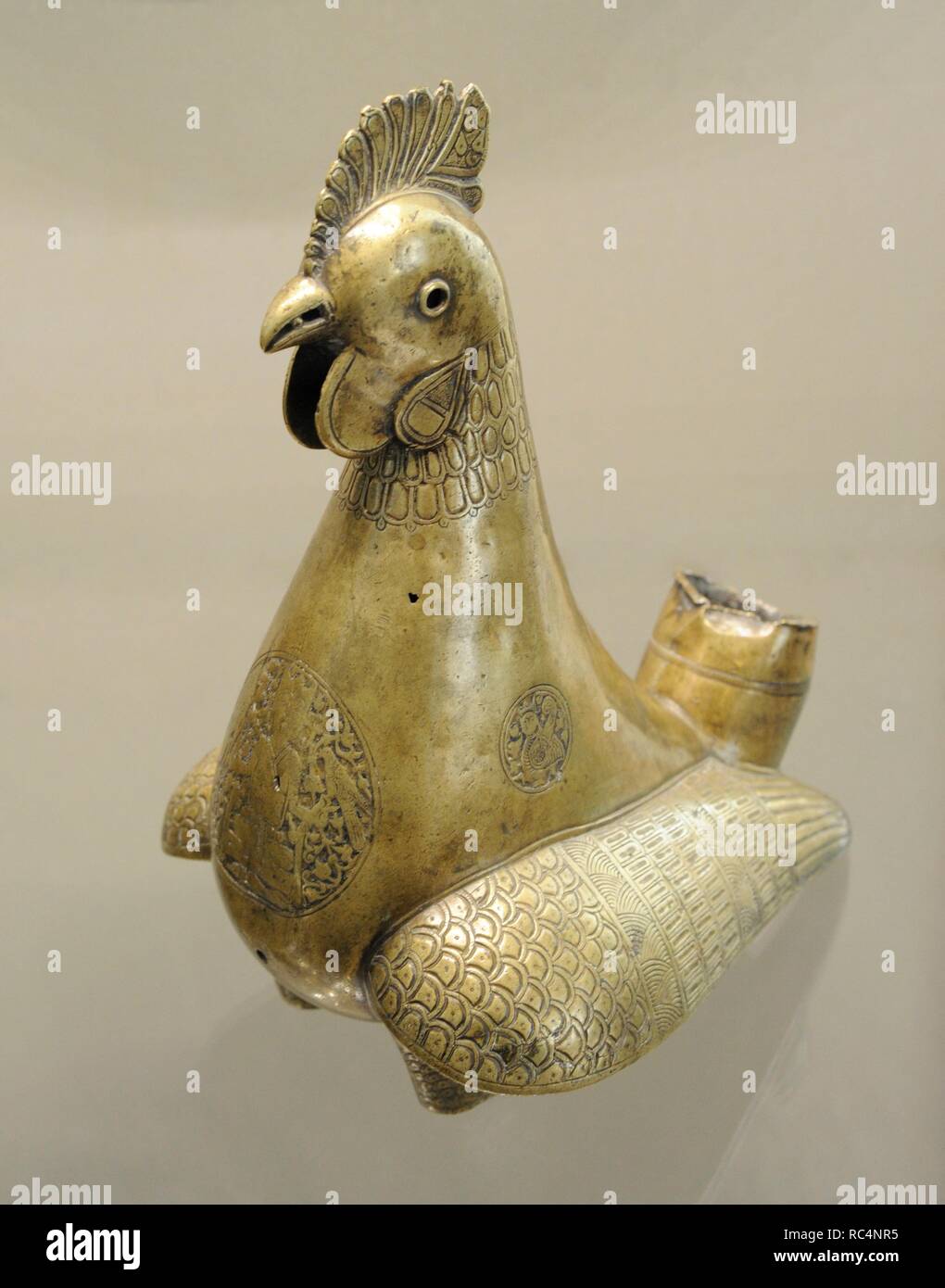 Vicino Oriente. L'Islam. L'Iran. La figura di un gallo. Bronzo; colata, incisione. Xix secolo. Lo stato Museo Hermitage. San Pietroburgo. La Russia. Foto Stock