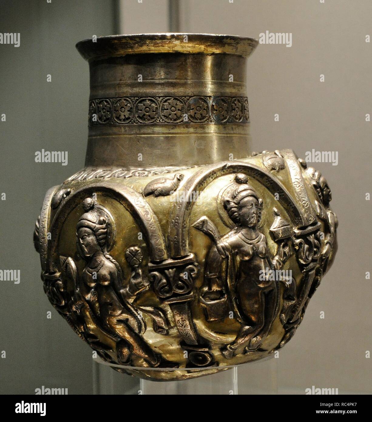 Sasaniane art. Vaso con figure femminili. Argento;inseguono, doratura. L'Iran. 5a-6a secoli. Trova una parte di un tesoro nella regione di Perm. Lo stato Museo Hermitage. San Pietroburgo. La Russia. Foto Stock