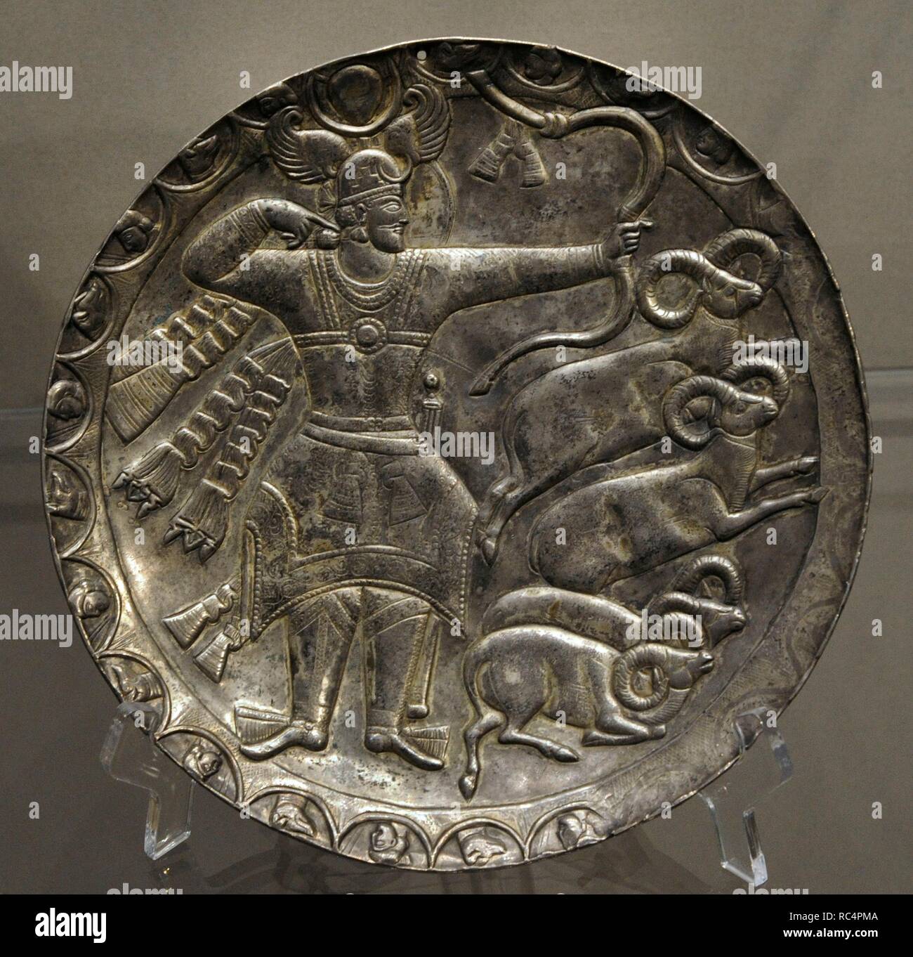 Sasaniane Art. Piastra con il re a caccia. Argento; inseguono, doratura. L'Iran. 5. secolo. Disponibile come parte di un tesoro nella regione di Perm. Lo stato Museo Hermitage. San Pietroburgo. La Russia. Foto Stock