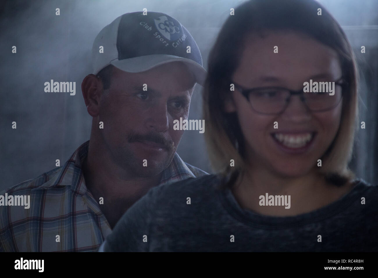 Un ritratto di felice padre e figlia in una camera di nebbia Foto Stock