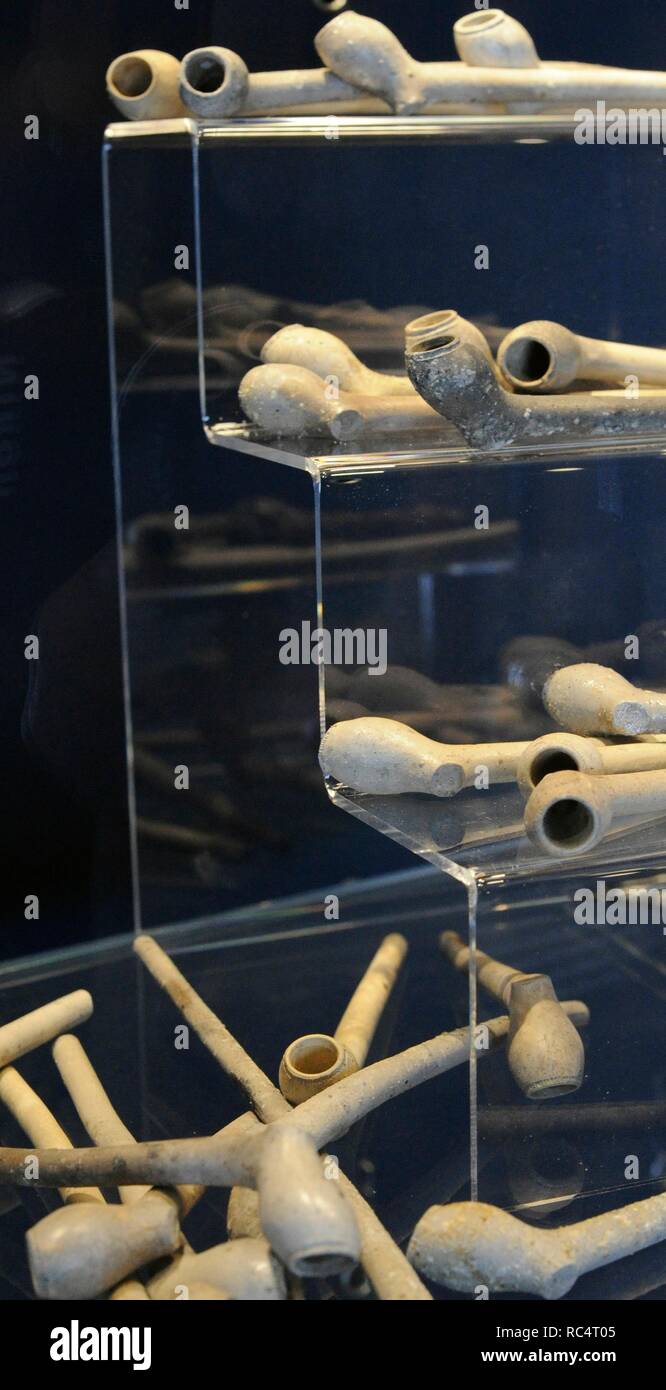 Clay pipe per tabacco. Trovato in Oslo sul pavimento del vecchio porto. L'uso di tabacco divenne popolare, era basso, 1600s. Fino al 1640, era vietato per gli equipaggi della flotta Danish-Norwegian al fumo. Il re pensava che è stata pericolosa per la salute. Il Museo Marittimo Norvegese. Oslo. La Norvegia. Foto Stock