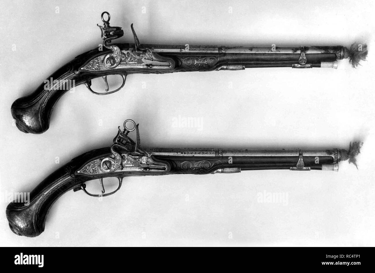 Coppia di pistole con un Flintlocks la moda. Cultura: spagnolo, Madrid. Dimensioni: L. di ogni 19 a. (48,3 cm). Armaiolo: Gabriel de Algora (spagnolo, Madrid, documentato 1733-morto 1761). Data: ca. 1735-40. Algora è stato chiamato gunmaker al re Fernando VI (1713-1759) nel 1749, ma hemay hanno lavorato per la famiglia reale a Madrid per diversi anni prima di questo. Museo: Metropolitan Museum of Art di New York, Stati Uniti d'America. Foto Stock
