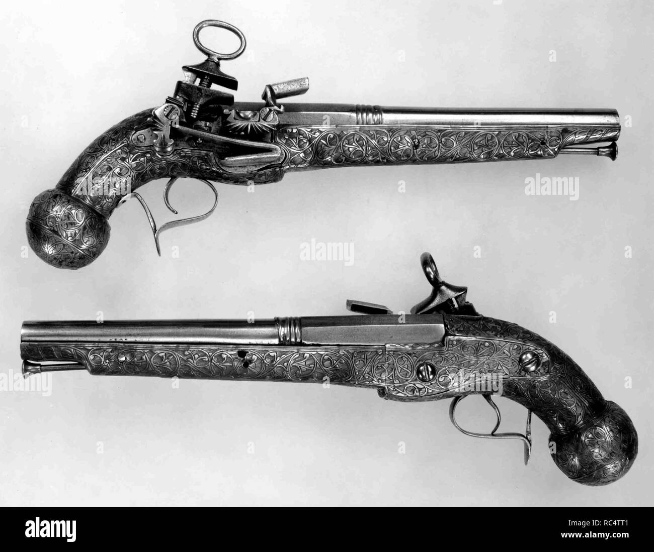 Coppia di Miquelet Flintlock Pistols. Cultura: spagnolo, la Catalogna. Dimensioni: L. di ogni 12 5/8 in. (32,1 cm); L. di ogni canna 8 7/8 in. (22,5 cm); Cal. di ciascun .55 in. (14,0 mm); peso di ogni 1 lb. 11 oz. (765 g). Data: datata 1687. Questo unico stile catalano della pistola è associato con la città di Ripoll, dove vi era una fiorente industria gunmaking dal XVII secolo fino a 1830s. Museo: Metropolitan Museum of Art di New York, Stati Uniti d'America. Foto Stock