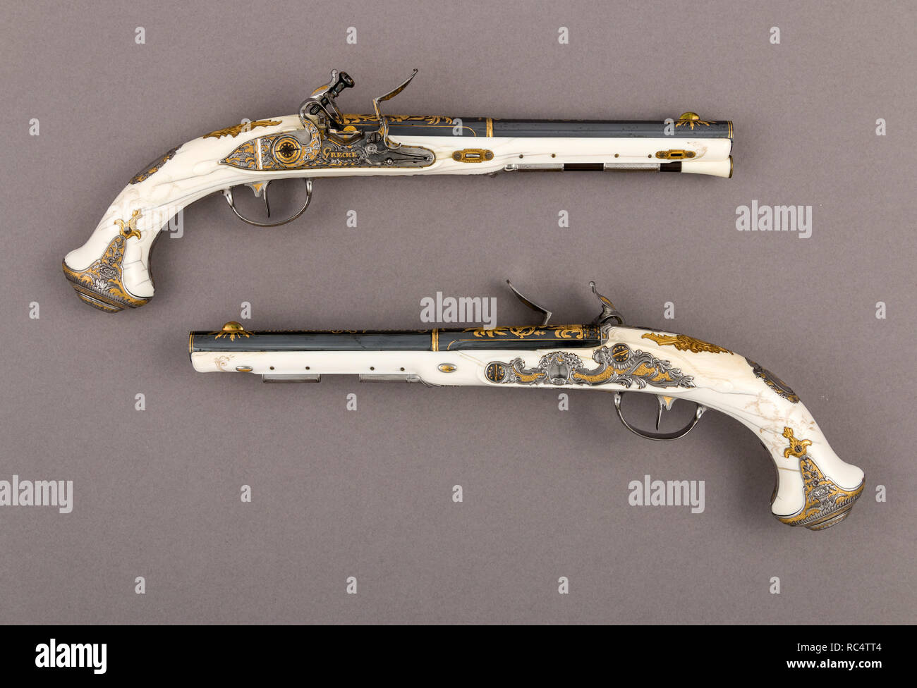 Coppia di Flintlock Pistols dell'imperatrice Caterina la Grande (1729-1796). Cultura: Russo di San Pietroburgo. Dimensioni: L. di ogni 14 1/2 in. (36,8 cm). Armaiolo: Johan Adolph Grecke (Russo, San Pietroburgo, registrati 1755-90). Data: 1786. Queste pistole sono parte di una trave deluxe di avorio rifornito di armi da caccia realizzato per l'imperatrice Caterina la Grande (regnò 1762-96), le cui iniziali (E PER Ekaterine) è sulla stemmi delle guance. La trave, che originariamente era costituito da queste pistole, un pezzo fowling datata 1786 (Museo Nazionale di Varsavia,), e un fucile (collocazione sconosciuta), è stato successivamente gi Foto Stock