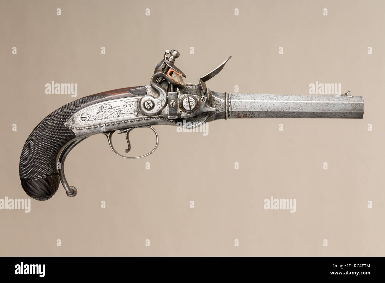 Ripetizione Flintlock pistola con Lorenzoni azione, recanti le creste del vice ammiraglio Horatio Nelson, con case e accessori. Cultura: British, Londra. Dimensioni: Pistola (a); L. 14 1/2 in. (36,8 cm); L. della canna 6. (15,2 cm); Cal. .55 in. (14 mm); Wt. 3 lb. 15 oz. (1786 g); riserva canna (b); L. 6 1/8 in. (15,6 cm); Wt. 14,4 oz. (408,2 g); bullet stampo (c); L. 5 3/8 in. (13,7 cm); Wt. 2.6 oz. (73,7 g); punzone (d); L. 5 1/2 in. (14 cm); Wt. 4.4 oz. (124,7 g); la chiave (e); L. 3 3/4 in. (9,5 cm); Wt. 1.6 oz. (45,4 g); caso (f); H. 4 1/8 in. (10,5 cm); W. 15 9/16 in. (39,5 cm); D. 7 5/8 in. Foto Stock