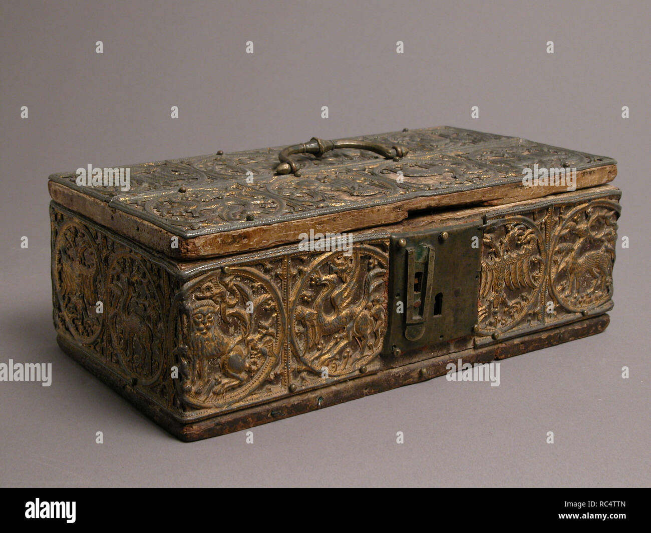 Casella. Cultura: tedesco. Dimensioni: complessivo: 3 3/4 x 9 5/16 x 5 3/16 in. (9,6 x 23,7 x 13,2 cm) coperchio senza maniglia: 7/16 x 9 5/16 x 5 3/16 in. (1,1 x 23,7 x 13,2 cm). Data: XIII secolo. Museo: Metropolitan Museum of Art di New York, Stati Uniti d'America. Foto Stock