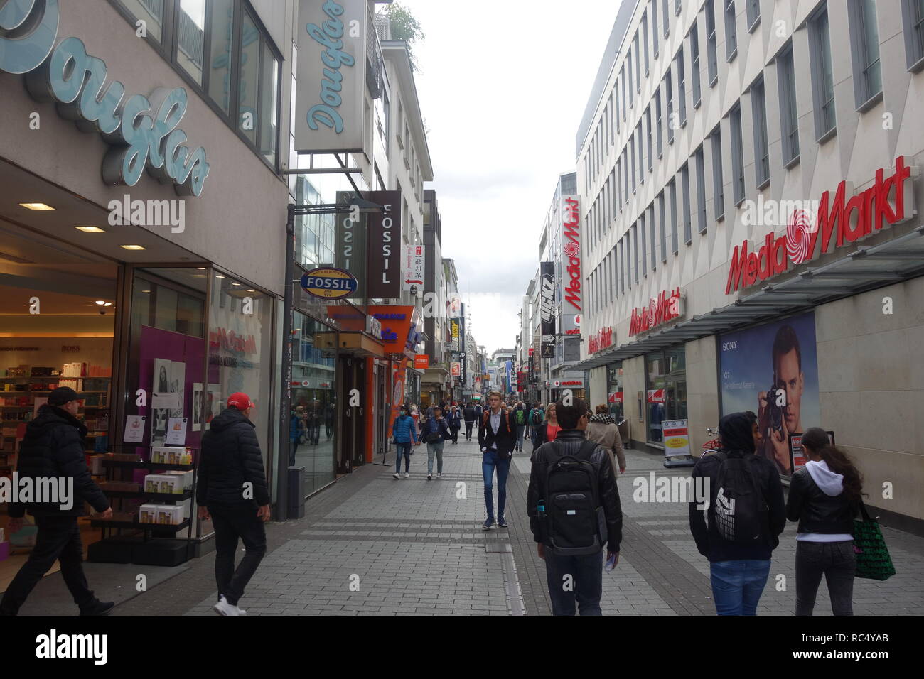 Gli amanti dello shopping sulla Hohe Straße, una importante strada per lo shopping nella città vecchia di Colonia, Germania, una delle città più trafficate strade. Foto Stock