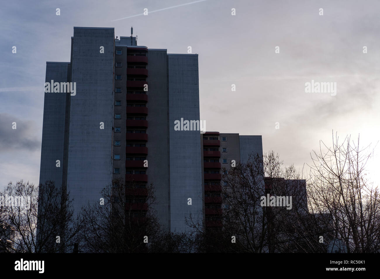 Vista del progetto torri di alloggiamento al crepuscolo in Berlin-Neukölln, Germania, Foto Stock